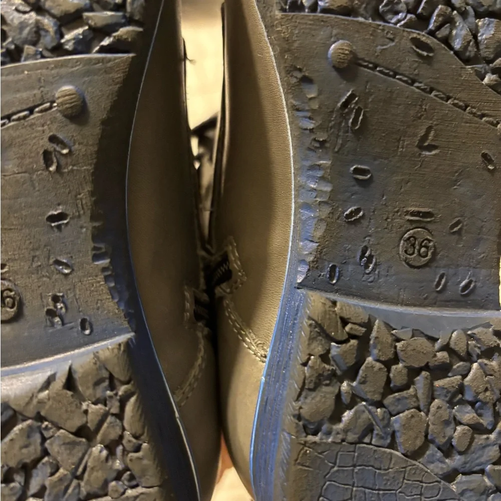 V Italia Women's Ankle Bootie Gray with Blue Leather Size 36 In EUC‎ No Box